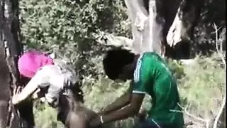 زوجان قرنيان على وشك ممارسة الجنس في السيارة بينما يراقبهما شركاؤهما