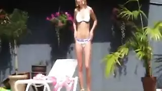 مثير فتاة حمامات الشمس الاستحمام في ليمو