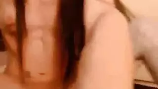 ساقيها مفتوحتان على مصراعيها في العري الكامل لاستمناء كسي