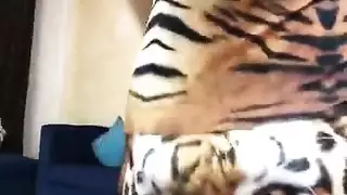 ١ عاهرة ساخنة في ملابس داخلية من جلد النمر الممزقة تحصل على جنس عنيف