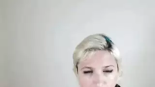 مراهقة وقحة بملابس بيضاء تُمارس الجنس على وجهها