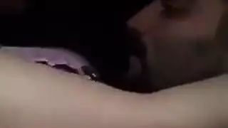 صديقة عربية تفتح ساقيها لجلسة إكس إكس إكس خشنة مع رجلها