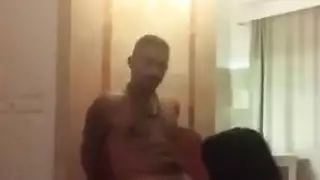 تدخل غرفه صديقتها وهي تماري