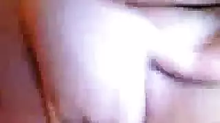 يرضع ثدي في الحمام