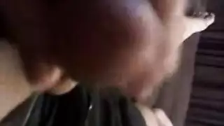 وسيم مفتول العضلات يستمني بقضيبه الثخين حتى هزة الجماع المتفجرة