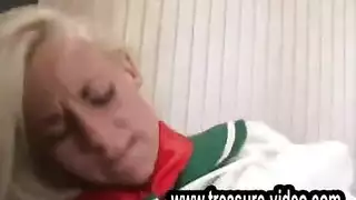 الضرب بالعصا الوحش الديك الصغيرين