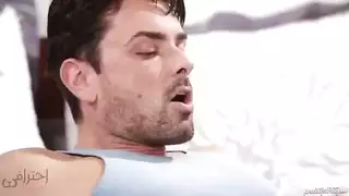 مؤخرة الأخ العذر تُضرَب في أول ظهور بورن