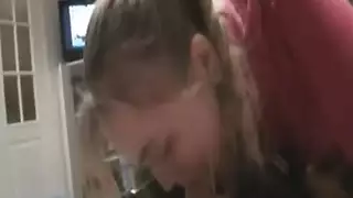 مص قضيب عنيف من فتاة رقيقة ذات أثداء ضخمة