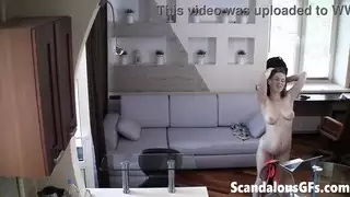 إكس إكس إكس: عارضة شقراء ضخمة الصدر تخلع ملابسها وتضاجع نفسها بقوة بلعبة في غرفة المعيشة