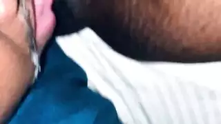 خيال أكل الكس: الإلهة السمراء تبلغ النشوة بقوة من الجنس الفموي