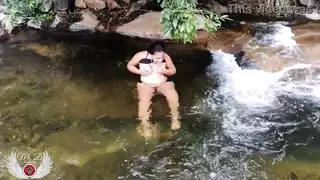 بينيلوبي أولسن تظهر بزازها وكسها المبلل في الشوارع: عرض إباحي صريح في الأماكن العامة