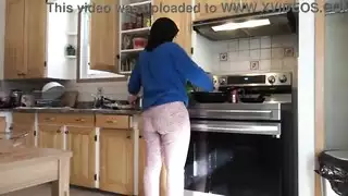 خادمة منزلية مسلمة تفاجأ بمطالب نكاح شرجي غير متوقف