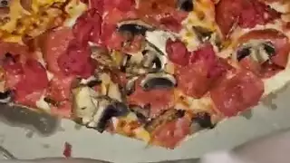 لعب طعام صريح: بيتزا وآيس كريم يخنقان فرج مراهقة