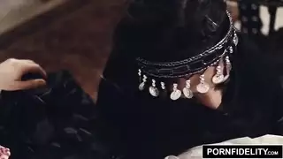 الفتاة العربية نادية علي يعاقبها الديك الأبيض