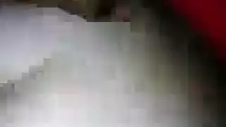 جميلة مسمرة تأخذ شرجها الضيق يتمدد من قبل نائب الرئيس في حفلة جنس رملية