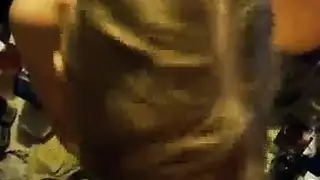 أربعة شباب يضربون فرج شقراء في مشهد إباحي مكثف