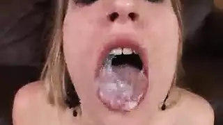 الأطفال السيئون يمتصون حزامًا ضخمًا جدًا ، بينما يمتصون بفارغ الصبر ، قبل أن يمارس الجنس معهم