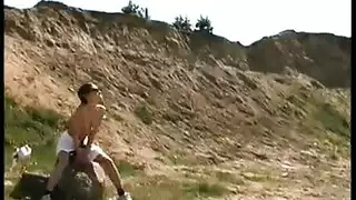 العاهرة الصغيرة تُضاجع بقوة من قبل زوج أمها الشهواني