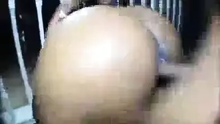 ملكة سمراء تهيمن على قضيب صلب بفمها وتطالب بالجائزة الكريمية
