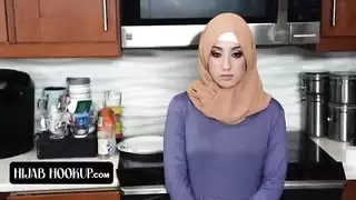إباحية عنيفة: مراهقة محجبة تأخذ قضيبًا كبيرًا في فمها وفرجها