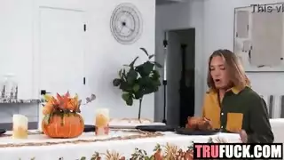 محشوة مثل الديك الرومي: جنس جماعي إباحي مع أربعة نجوم إباحية