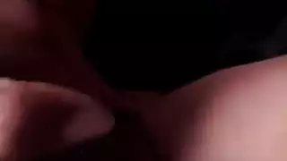 مشاهدة مراهقة عربية تداعب فتحتها الضيقة بإصبعها