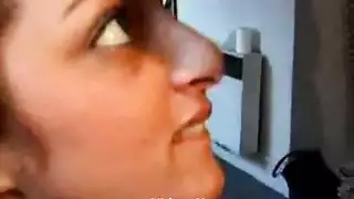 فتاة عربية مراهقة ساخنة تكتشف مجموعة أفلامها الإباحية السرية