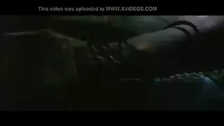 حمام الشمس العاري لفتاة صغيرة يؤدي إلى فعل شرجي