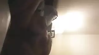 الام تريد أن تحمل من إبنها