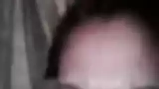 فلبينية ممتلئة الجسم تتعرى وتستمني بقضيب اصطناعي أحمر ضخم حتى تئن