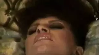 يتجسس علئ خالته