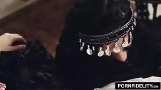 عاهرة فاتنة تأخذ عدة قذف مجموعة إباحية