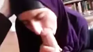 قحبة عربية تقبل ابن عمها وترضع زبه المنتصب